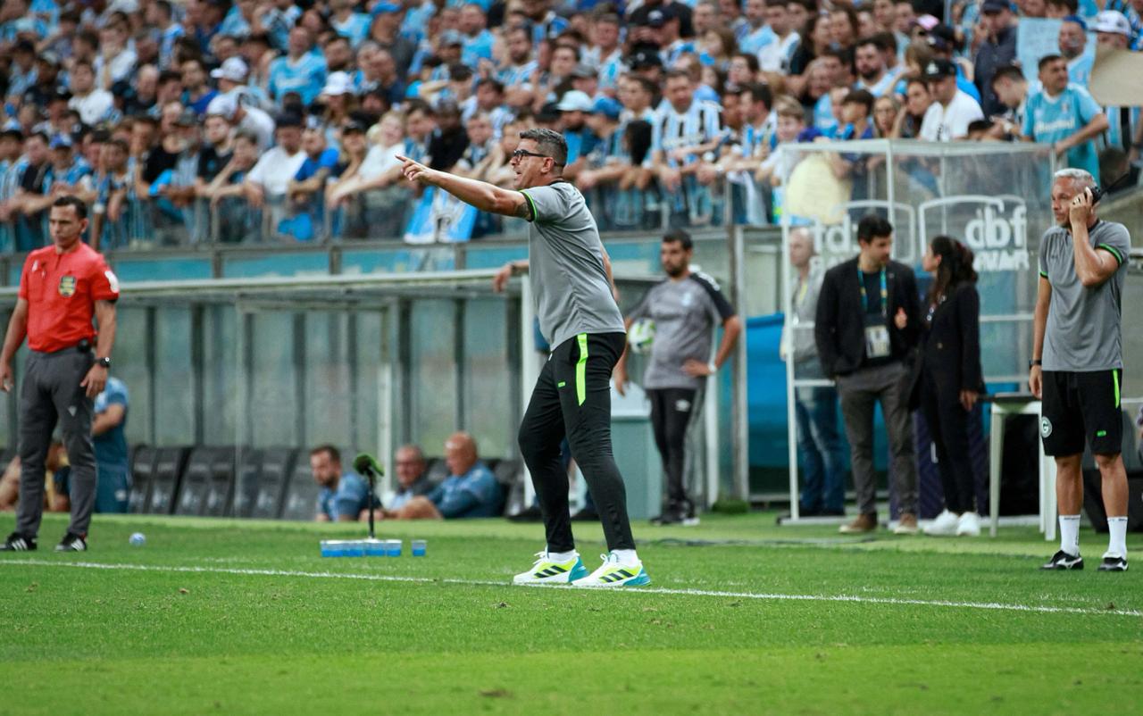 Mário Henrique comandando a equipe à beira do campo